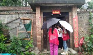 游客爬华山遇暴雨 游客爬华山遇暴雨